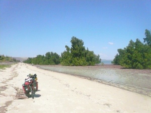 In bici sul bagnasciuga di Tulear